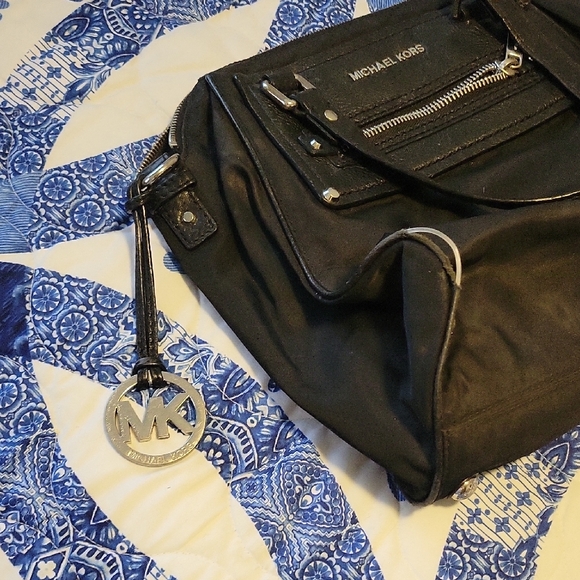 Michael Kors Black Shoulder Bag w/ Silver Hardware. Minimal Call Out. Attractive - Picture 11 of 12